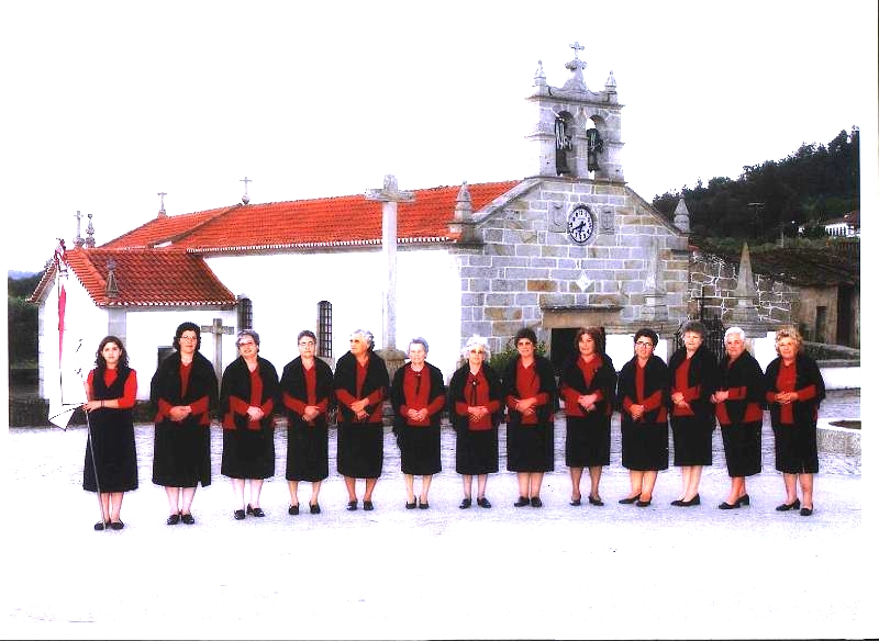 Grupo de Cantares em frente a Igreja Matriz.JPG